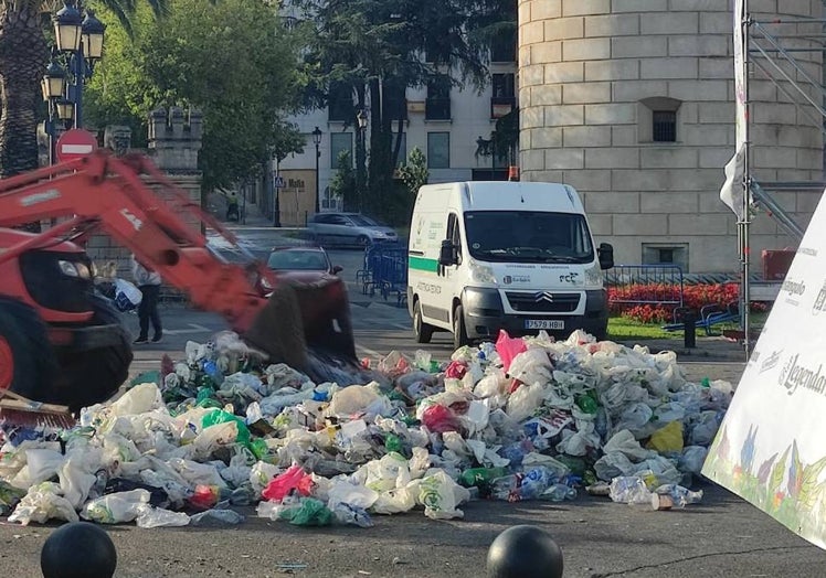 Una excavadora retira un montón de basuras este domingo en la Puerta de Palmas.