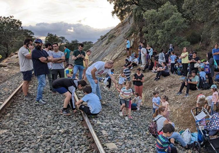 El grupo esperando la llegada del tren que les llevó a su destino.