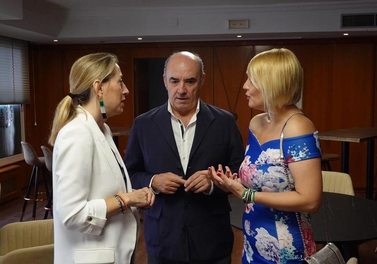 María Guardiola, Mariano García Sardiña y Elena Manzano.