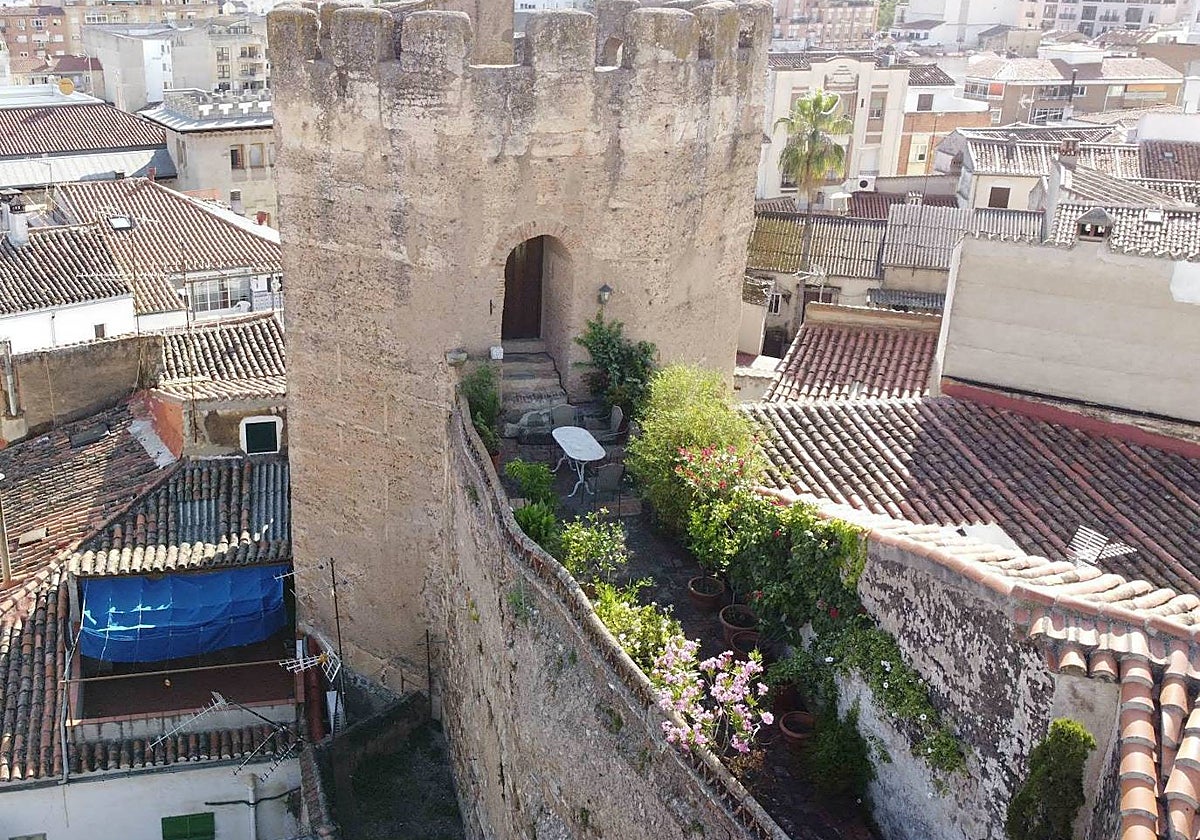 La Torre Redonda con el acceso desde la muralla cuya propiedad es uno de los casos en los que la justicia ha fallado a favor de la ciudad.