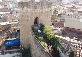 La Torre Redonda con el acceso desde la muralla cuya propiedad es uno de los casos en los que la justicia ha fallado a favor de la ciudad.