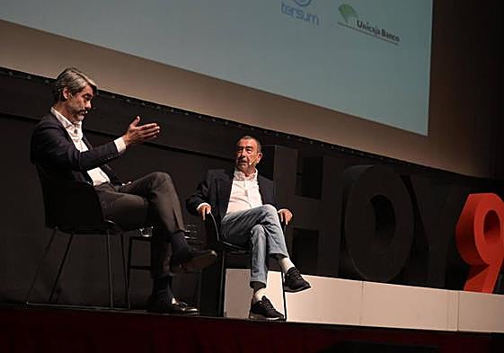 Luis Enríquez y José Luis Garci durante su conversación sobre el escenario del Teatro López de Ayala.