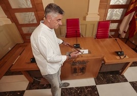 Manuel Padilla, regente municipal, muestra el bastón de mando que se utilizará en el pleno de investidura. Es de 1982, está confeccionado en madera y tiene la empuñadura de oro.