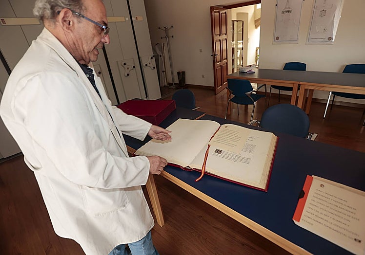 Fernando Jiménez Berrocal, responsable del Archivo Histórico Municipal, muestra el ejemplar de la Constitución que se empleará en el acto. Es una edición de lujo, numerada e ilustrada y de gran formato.