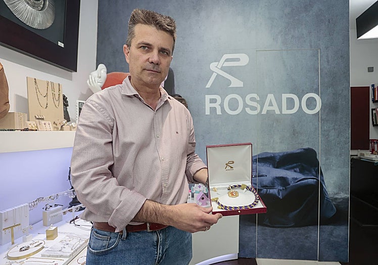 La joyería Rosado ha confeccionado por primera vez las medallas que se entregarán a los nuevos concejales.