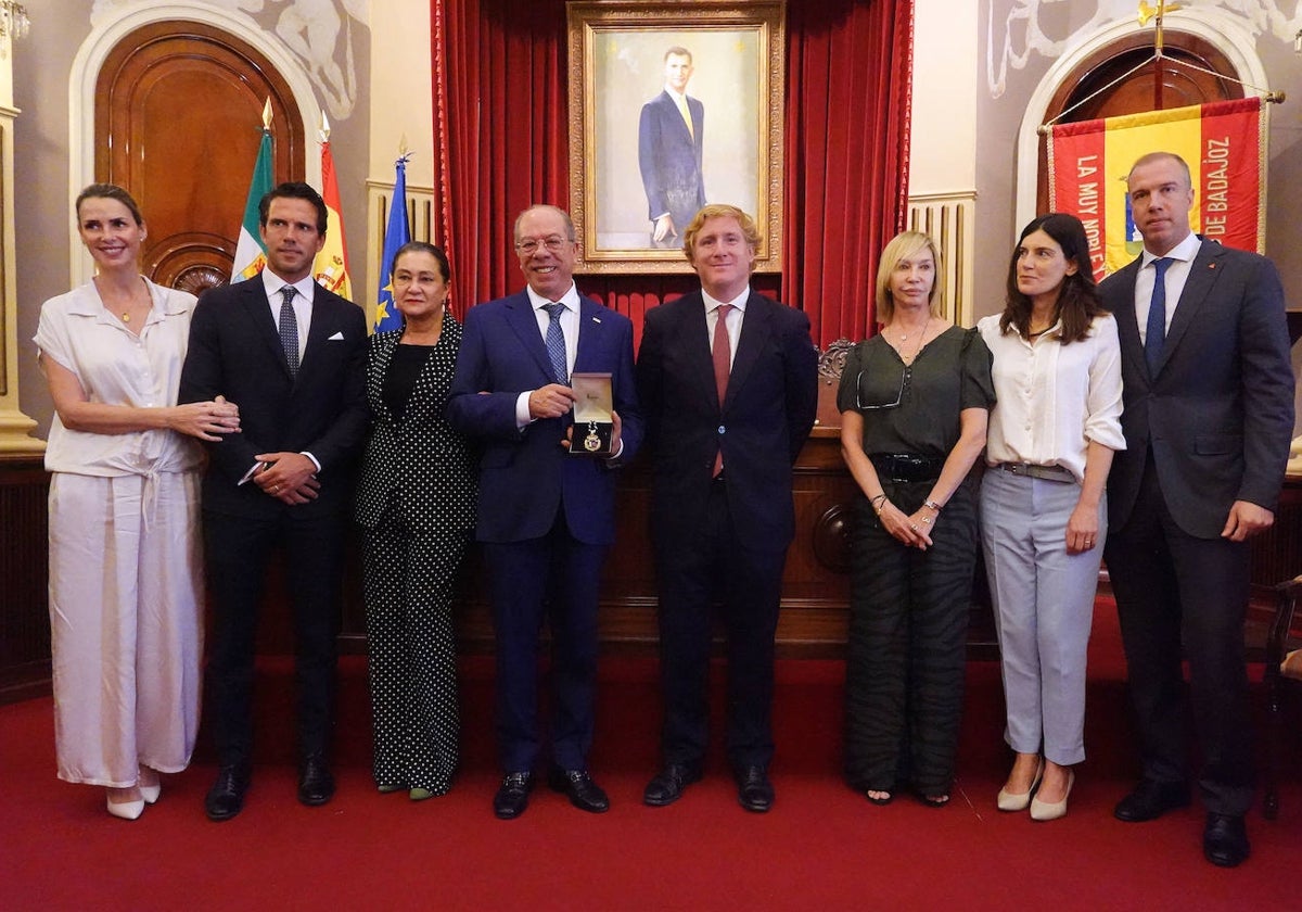 Los hijos y nietos de Rui Nabeiro ayer con la medalla de la ciudad.