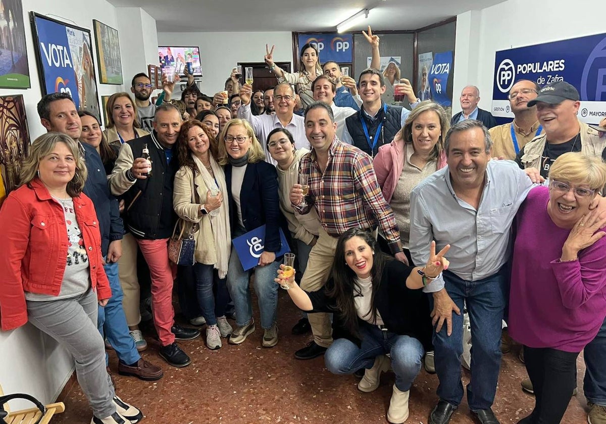 Celebración en la sede del PP de Zafra en la noche electoral. Juan Carlos Fernández, en el centro, con gafas, será el nuevo alcalde a partir del sábado.