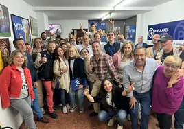 Celebración en la sede del PP de Zafra en la noche electoral. Juan Carlos Fernández, en el centro, con gafas, será el nuevo alcalde a partir del sábado.