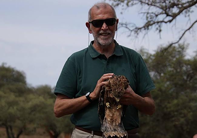 Borja Heredia, representante del Ministerio de Transición Ecológica y el Reto Demográfico, muestra uno de los ejemplares.