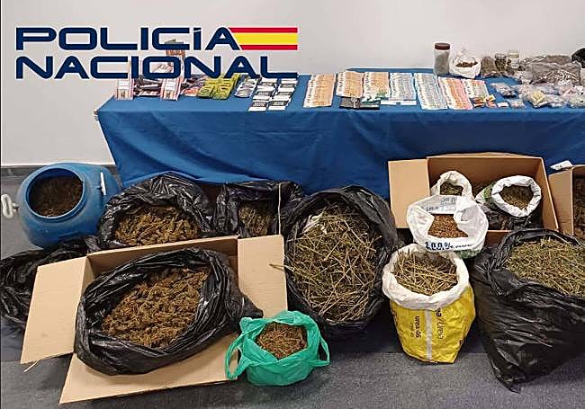 Marihuana, dinero y otros efectos intervenidos por la Policía Nacional.