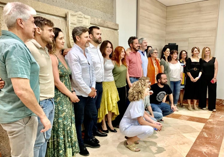 Foto de familia de Luis Salaya con su equipo de colaboradores.