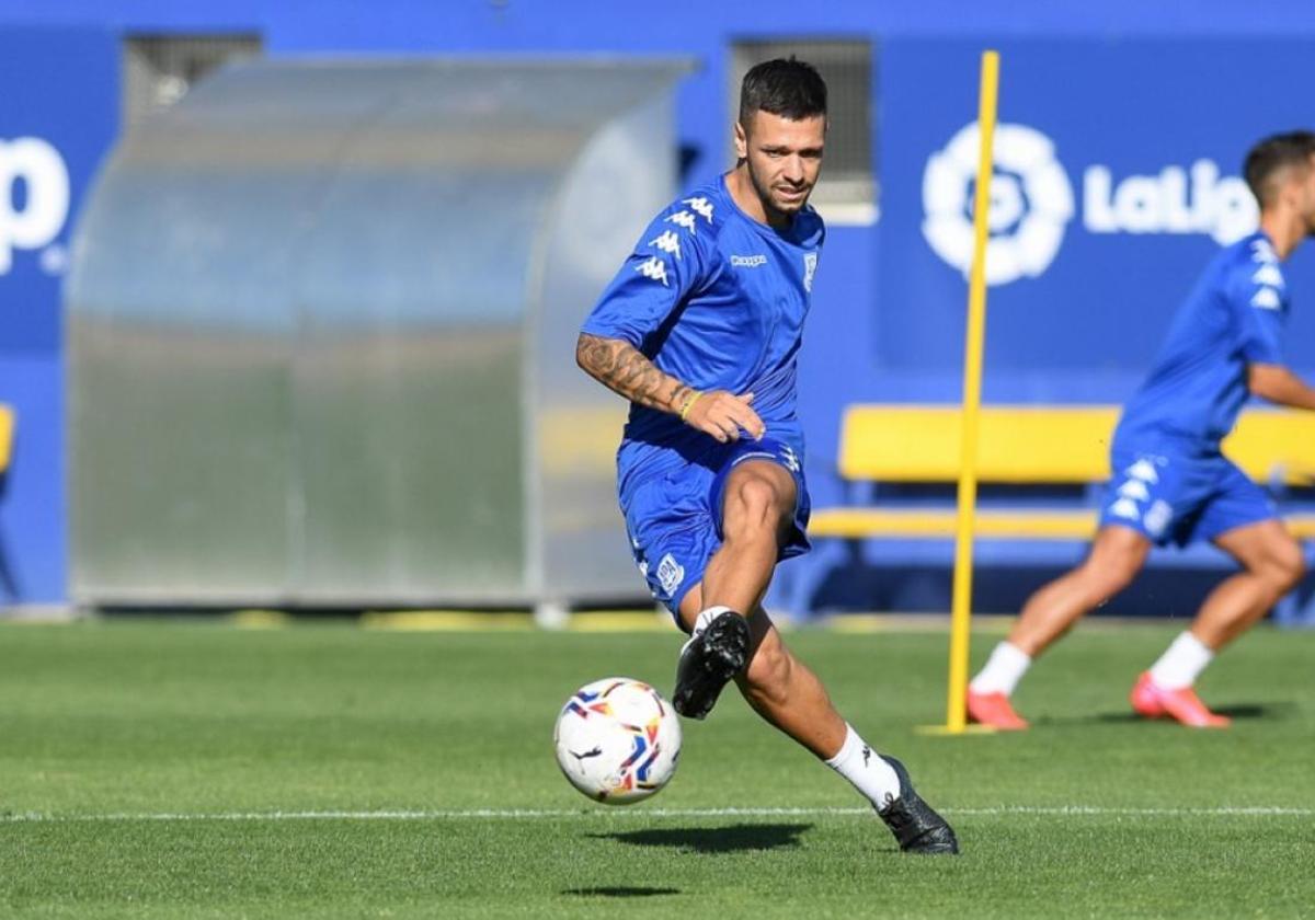 El nuevo fichaje del Mérida, Álex Escardó, entrenando con el Alcorcón de Segunda A.