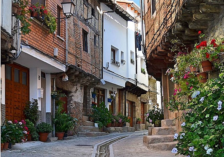 Una de las típicas calles de San Martín de Trevejo.