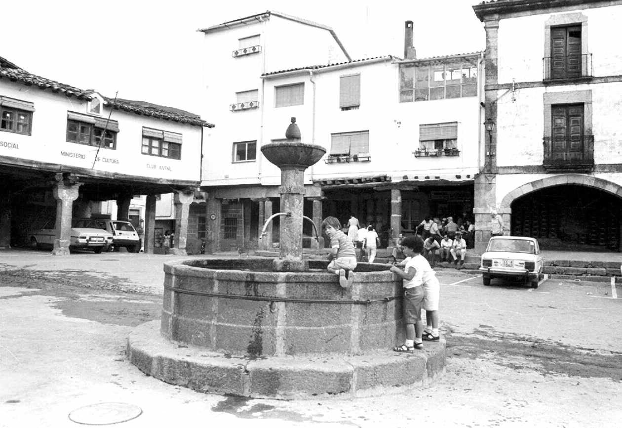 Imagen de la Plaza Mayor de San Martín de Trevejo en los años 90.