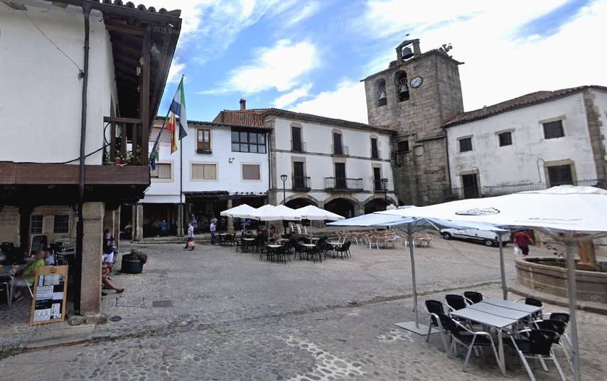 Plaza Mayor de San Martín con la iglesia de San Martín de Tours.