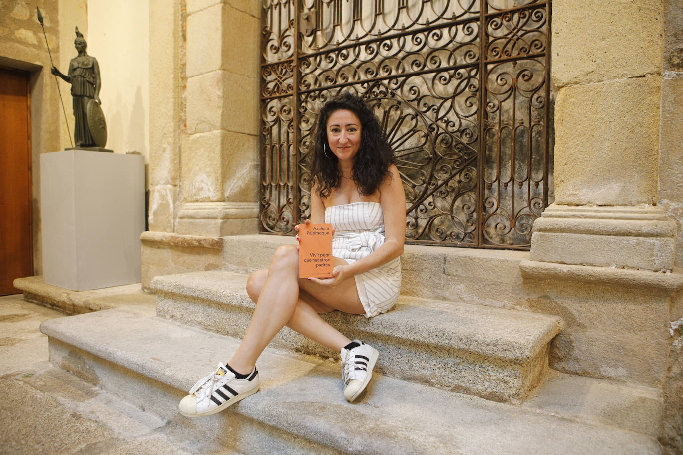 Azahara Palomeque presentó su libro 'Vivir peor que nuestros padres'