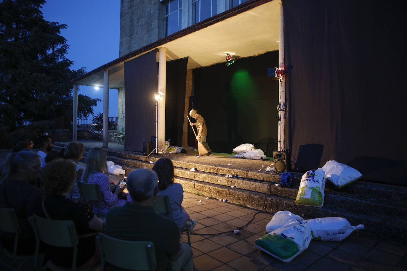 Certamen de teatro callejero en el IES El Brocense.