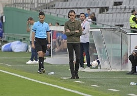 David Tenorio, pensativo en el partido ante el Córdoba.
