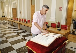 Manuel Padilla, regente del Ayuntamiento, coloca la Constitución ante la que los ediles jurarán su cargo.