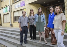 Grupo de profesores en la entrada del centro.