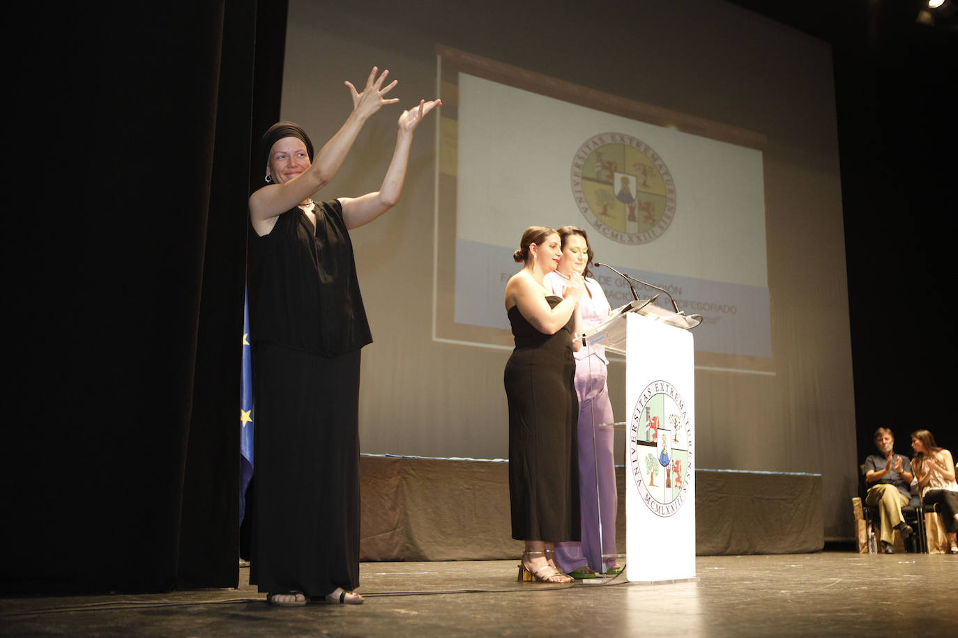 Acto de graduación de Magisterio con intérprete de lengua de signos en el Palacio de Congresos.