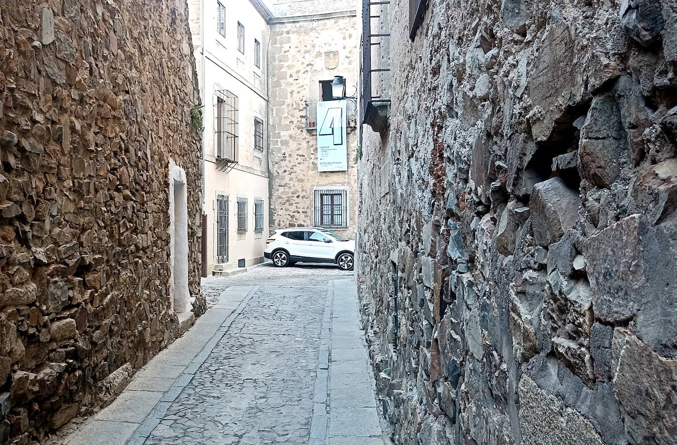 El Cristo es un piedra que sobresale junto a una puerta pintada de blanco.