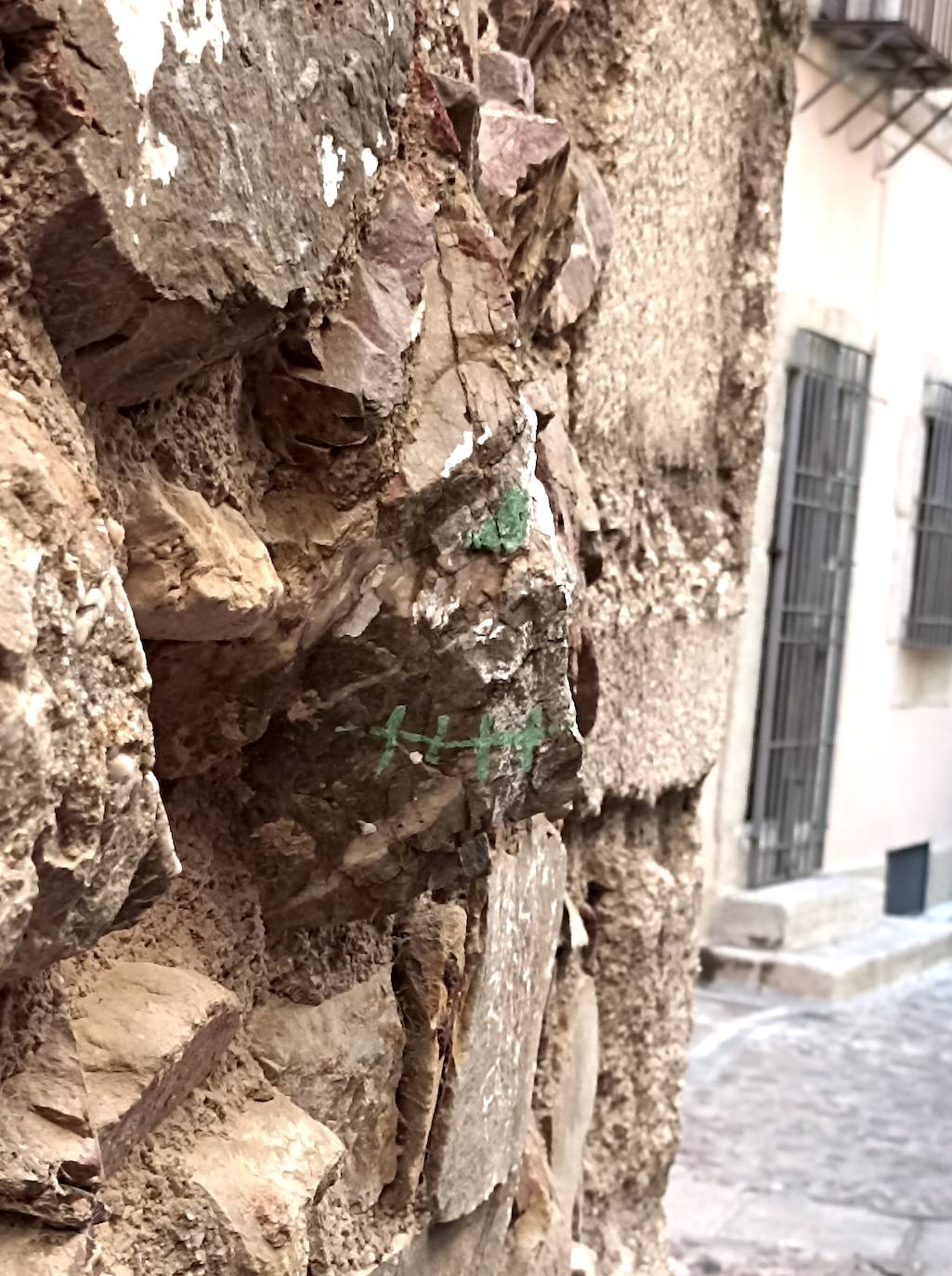 Detalle del Cristo que ha sido atacado.