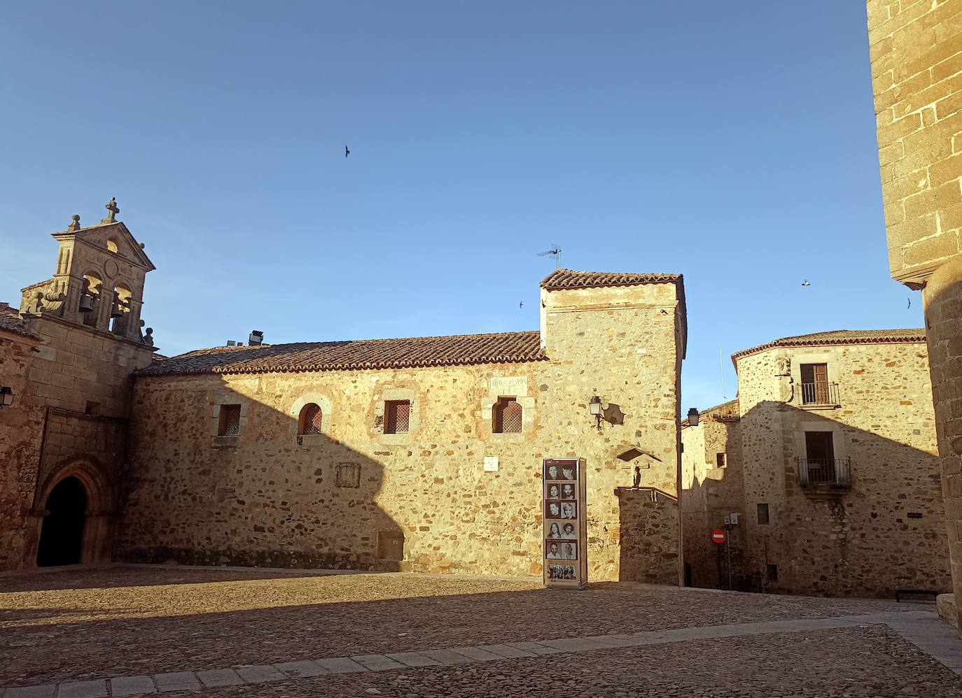 El crucifijo de piedra de la Plaza de San Mateo fue colocado en el Convento de San Pablo.