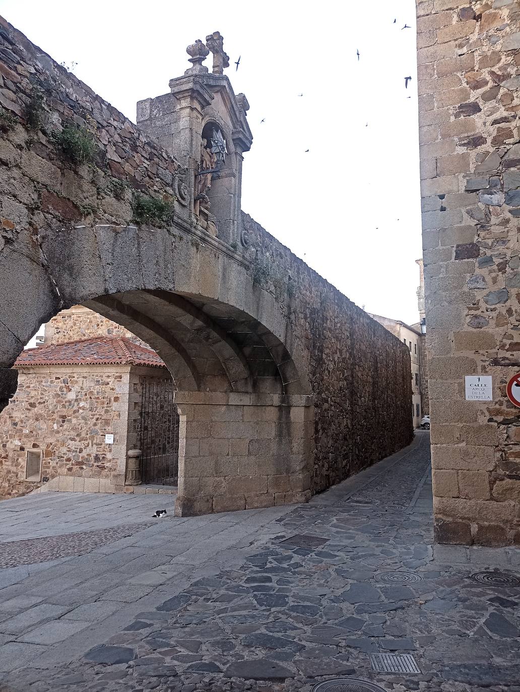 El Cristo se encuentra al lado del Arco de la Estrella.
