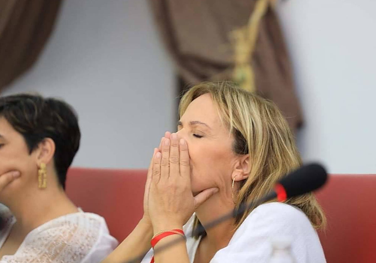 María José Calderón escucha emocionada como es elegida alcaldesa de Burguillos, anoche.