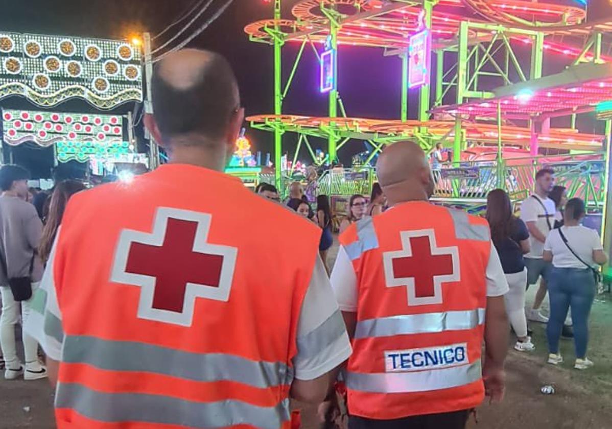 Efectivos de Cruz Roja la pasada noche en el recinto ferial.