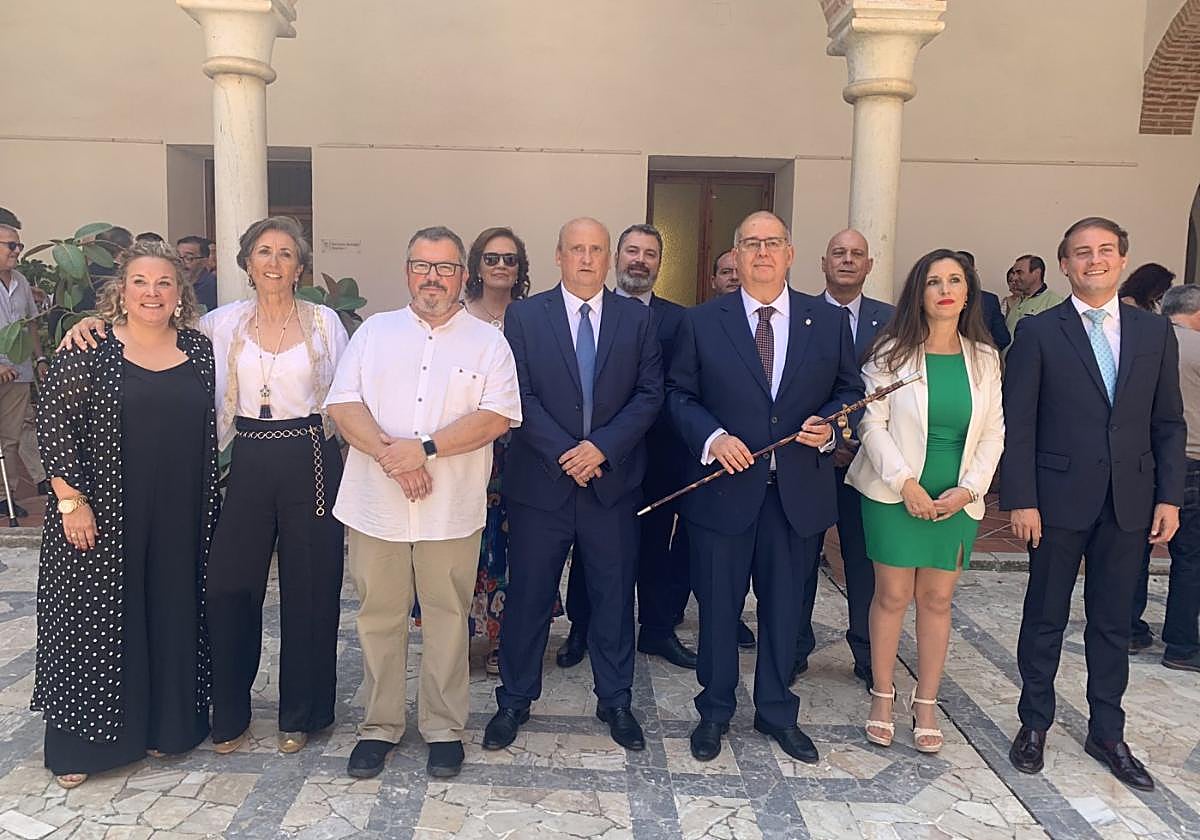 El nuevo alcalde posa con su equipo.