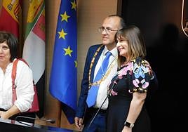 Enrique Hueso con la alcaldesa saliente, Raquel Medina.