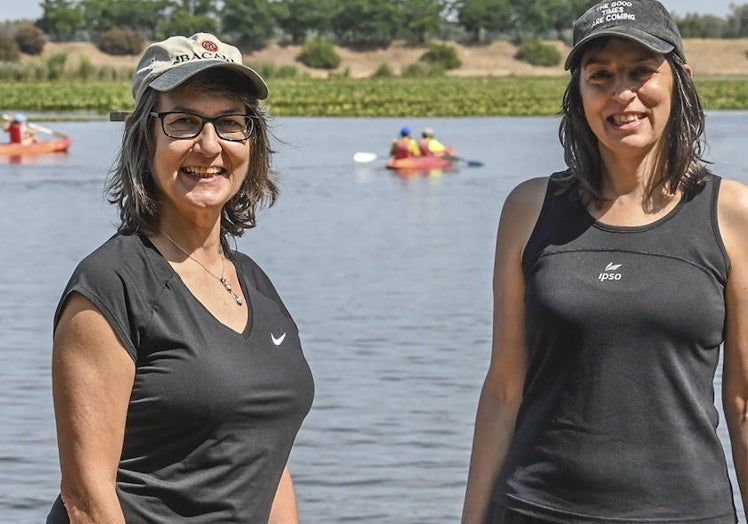 Mariajo y Ana este domingo nada más bajarse de la piragua.