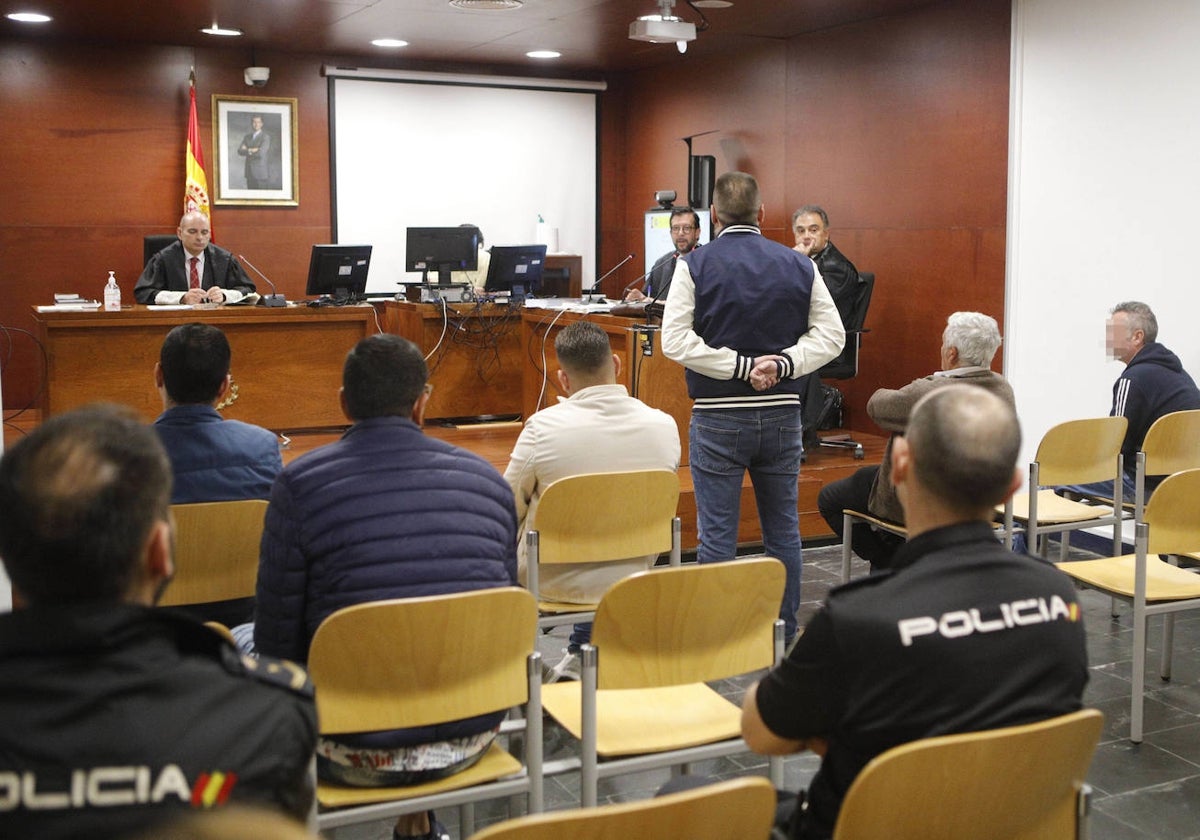 Los procesados durante la vista oral, en el Juzgado de lo Penal número 1 de Cáceres.