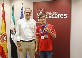El alcalde de Cáceres, Rafael Mateos, en su primer acto público junto al nadador Guillermo Gracia.