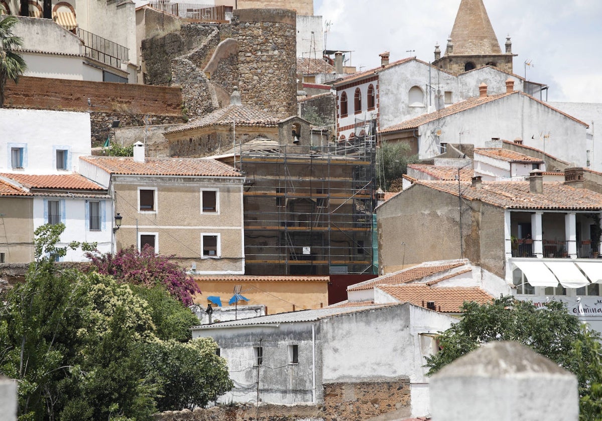 Vista de la fachada de la ermita del Vaquero, cubierta de andamios, desde Puente Vadillo.