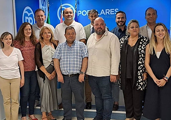 Los futuros diputados junto al presidente provincial, Manuel Naharro.