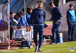 Emilio Tienza, en el banquillo del Olivenza.