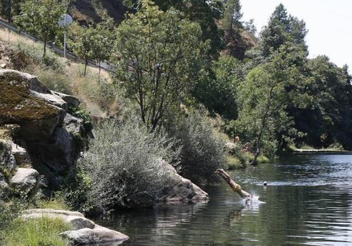 Baños en piscinas naturales y gargantas: el peligro de lanzarse