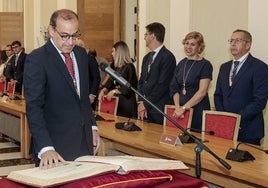 Momento en el que Rafael Mateos jura su cargo como alcalde bajo la mirada de Emilio Borrega y Raquel Preciados (primero y segunda por la derecha respectivamente). HOY