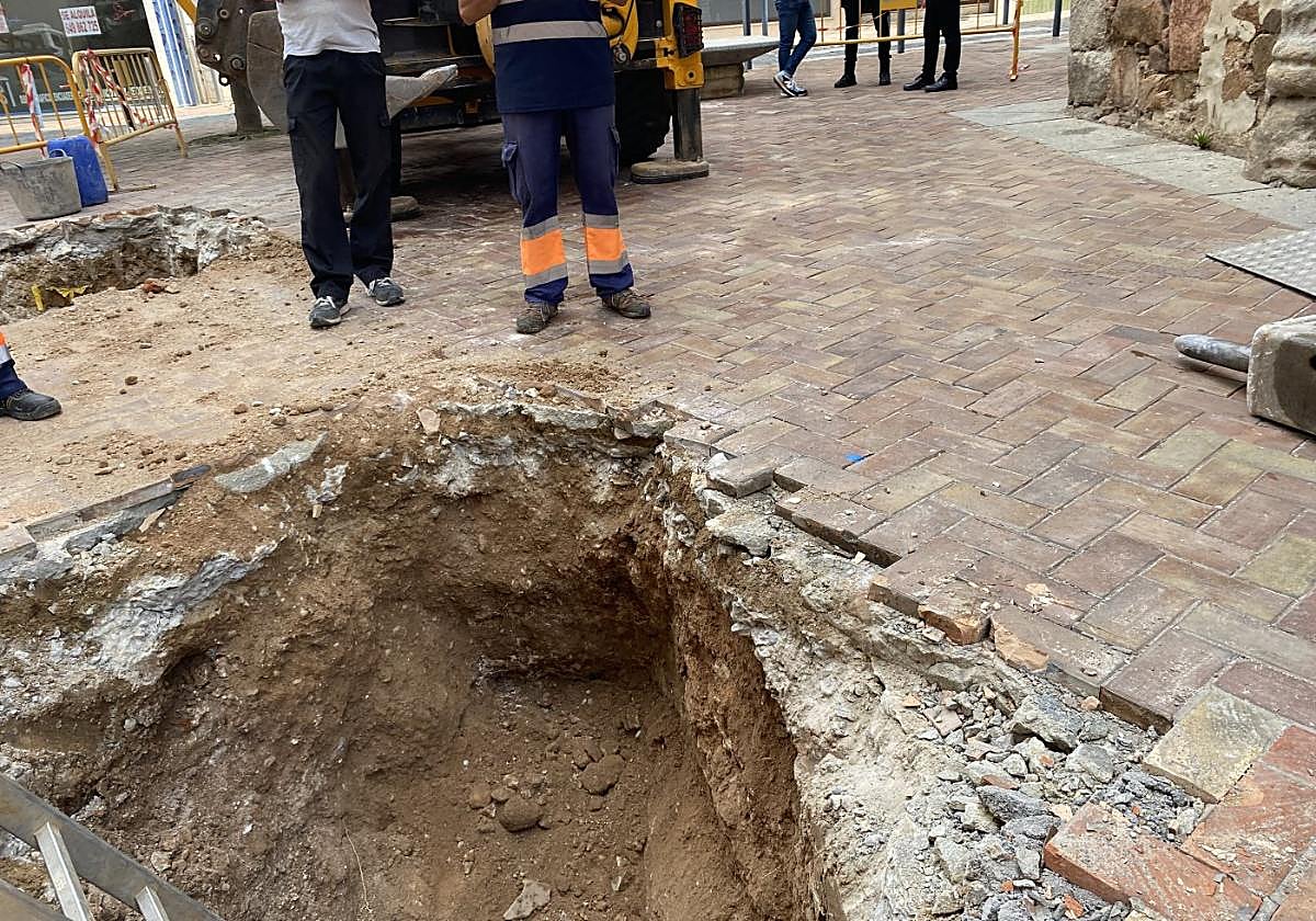 Los operarios alertaron de que habían aparecido restos en el subsuelo.