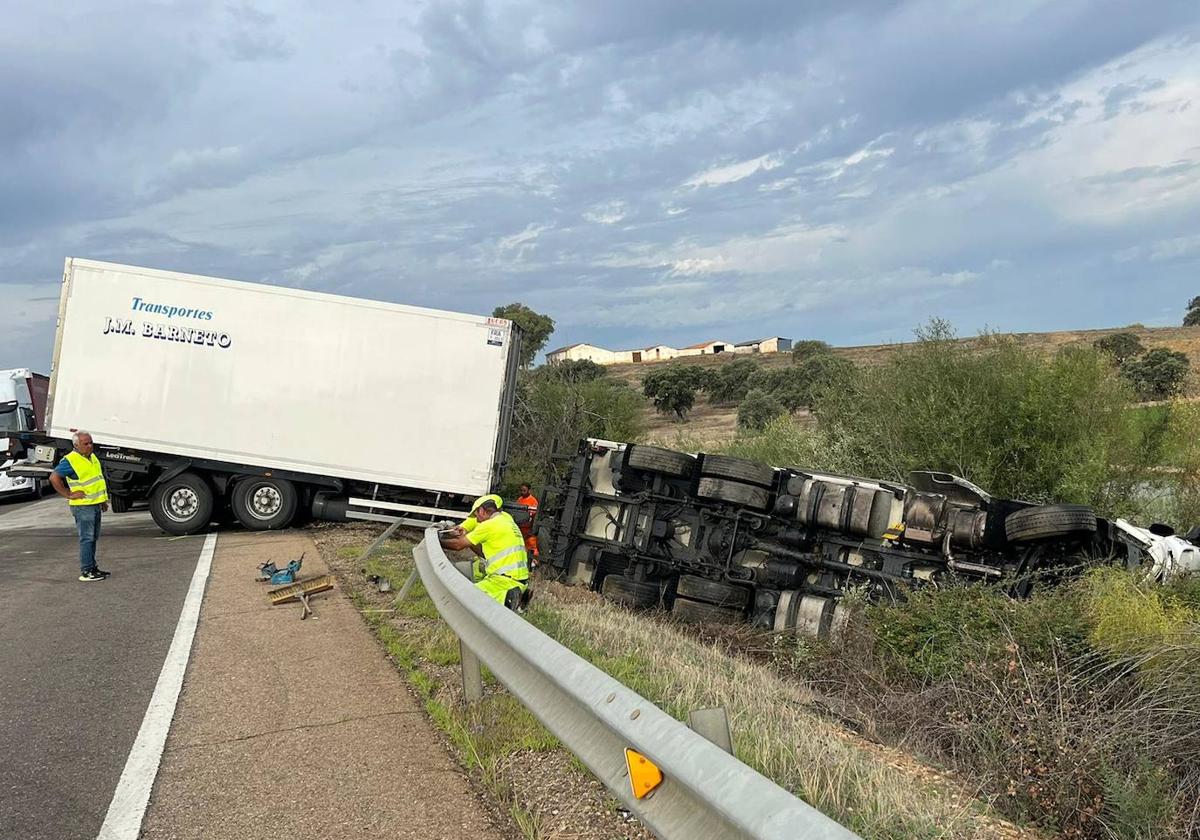 Camión volcado en la cuneta tras el accidente.