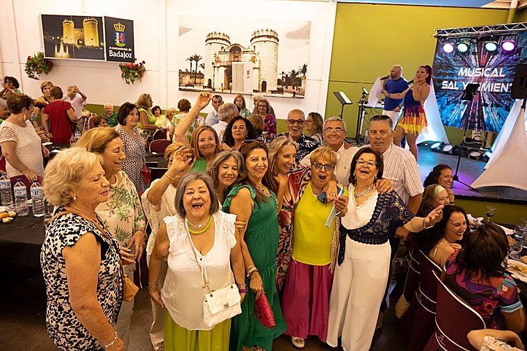 Los mayores de las clases de gimnasia junto a la monitora, María Muñoz.