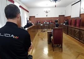 El procesado, sentado en una silla, llegó a la sala de vistas escoltado por la Policía Nacional.