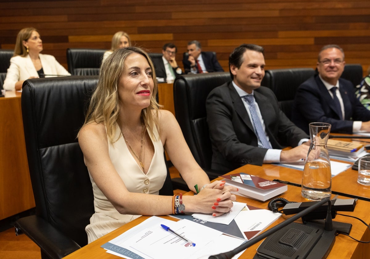 María Guardiola, junto a otros diputados del PP, en la constitución de la Asamblea.