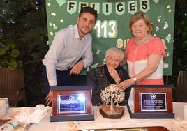 Silveria Martín, con una de sus tres hijas y Daniel Germán, el día del aniversario de la anciana.