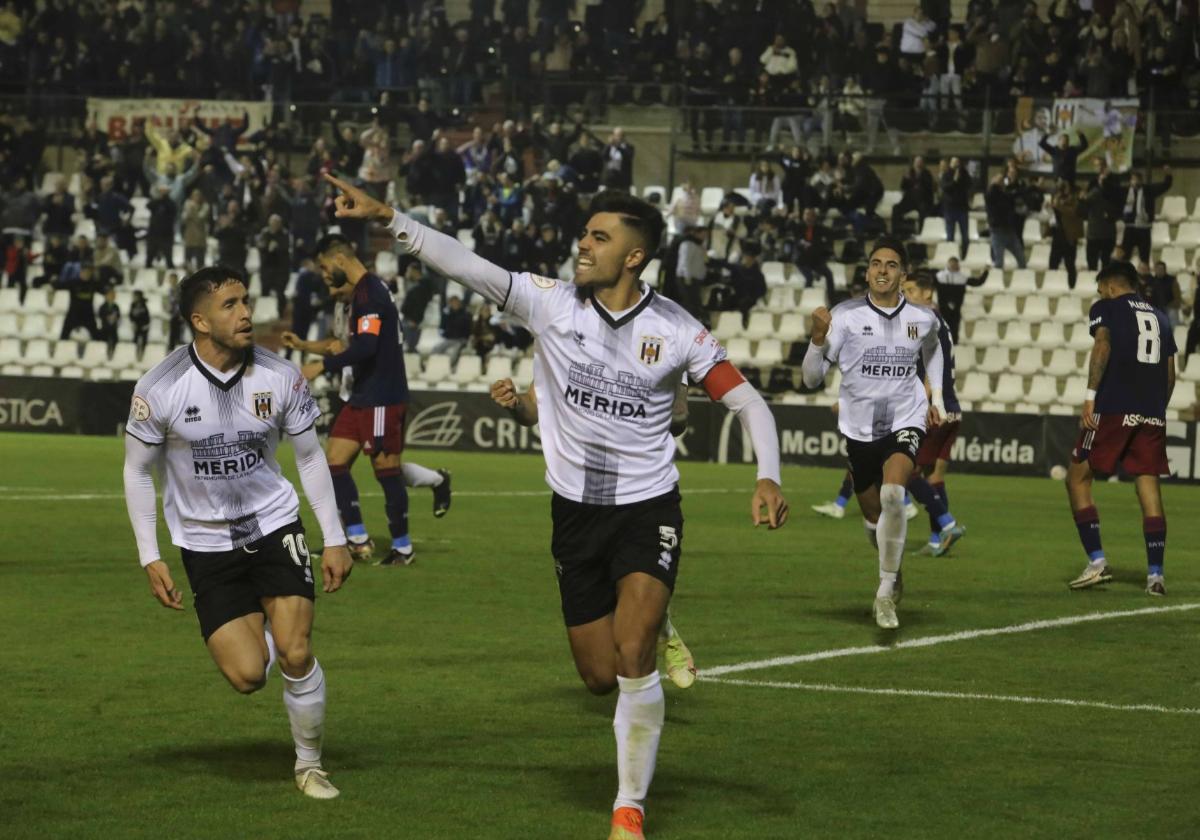 Erik Ruiz celebra su gol al Rayo Majadahonda.