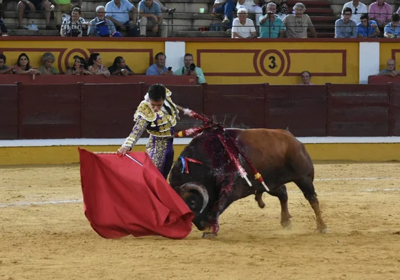 Leo Valadez con el sexto de la tarde, al que cortó una oreja.