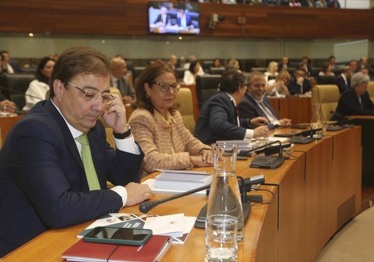 El presidente de la Junta en funciones, Fernández Vara, y varios consejeros en la sesión constitutiva del día 20 en la Asamblea.